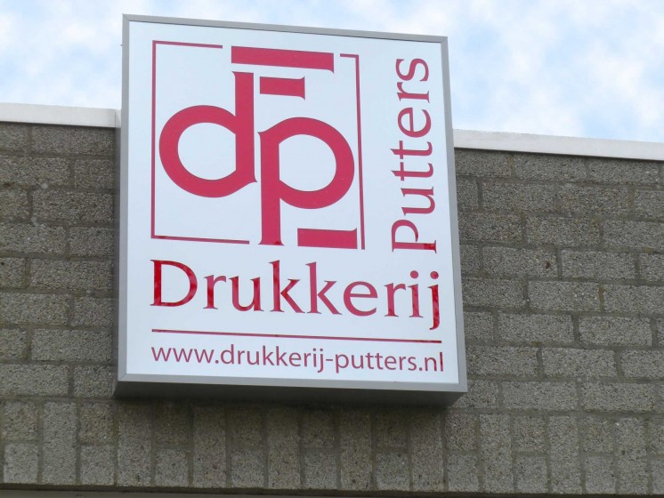 lichtbak-Putters-Logo-Eenzijdig-verlichte-lichtbak